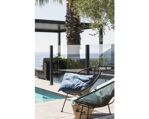 Aussenbereich mit Pool, Gartenmöbeln, Lounge-Sesseln und Sonnenschutz