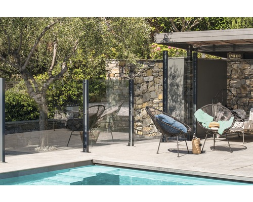 Poolbereich mit Pool, Glaszaun und Sitzgelegenheiten im Garten