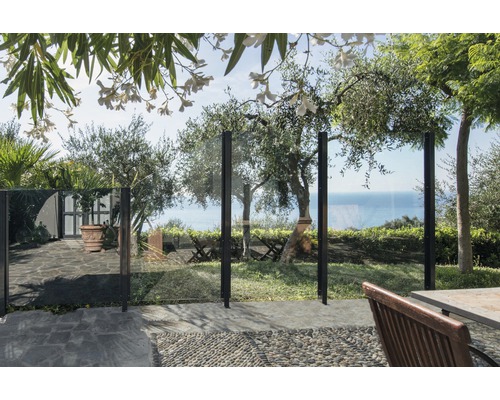 Garten mit Glaszaun und Meerblick