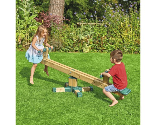 Des enfants jouent sur une balançoire en bois dans le jardin.