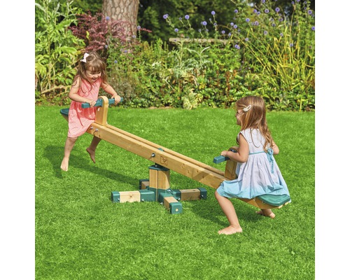 Deux enfants jouent sur une balançoire en bois dans le jardin.