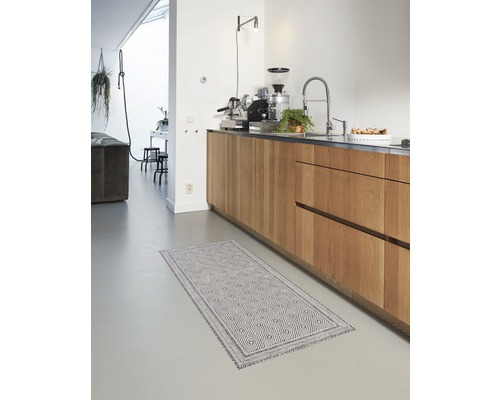 Photo d''intérieur d''une cuisine avec un tapis à motifs