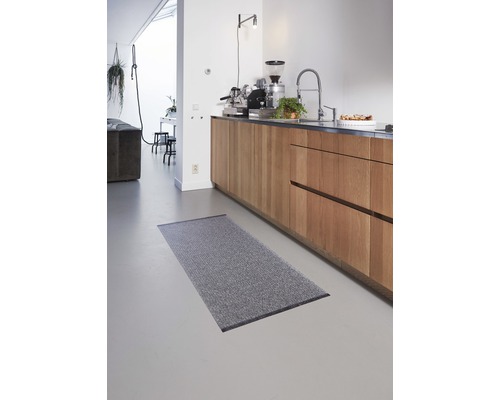 Tapis de couloir gris dans une cuisine avec des armoires en bois.