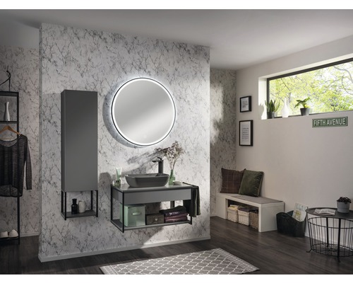 Salle de bain moderne avec lavabo, miroir lumineux, étagère et papier peint marbré gris