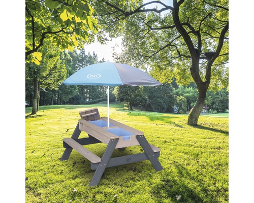 Sandkasten-Picknicktisch mit Sonnenschirm im Garten.