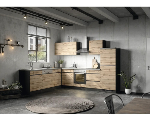 Moderne Küche im Industriedesign mit Holzfronten, Dunstabzugshaube und Betonwand