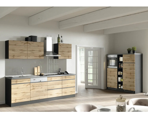 Cuisine moderne avec façades en bois clair, hotte aspirante et armoire haute avec four