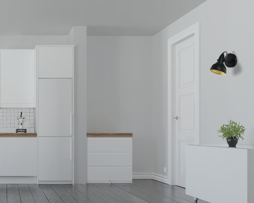 Helles Zimmer mit Küchenzeile, Kommode und einer schwarzen Wandleuchte