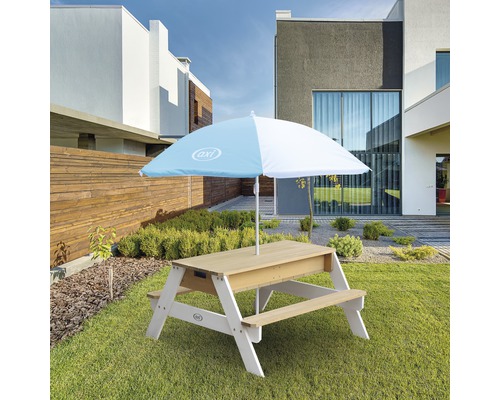 Ensemble de sièges pour enfants avec parasol sur une pelouse