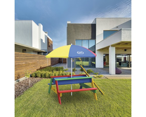 Ensemble de sièges pour enfants coloré avec parasol dans le jardin