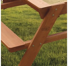 Vue détaillée d''un équipement de jeu en bois avec le logo de l''entreprise.