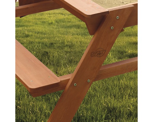 Vue détaillée d''un équipement de jeu en bois avec le logo de l''entreprise.