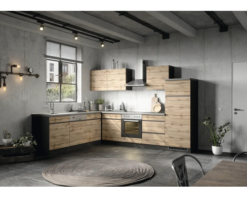 Cuisine de style loft avec façades en bois, évier, cuisinière et hotte aspirante devant un mur en béton