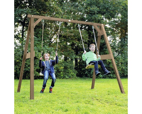 Portique en bois avec deux enfants se balançant dans le jardin