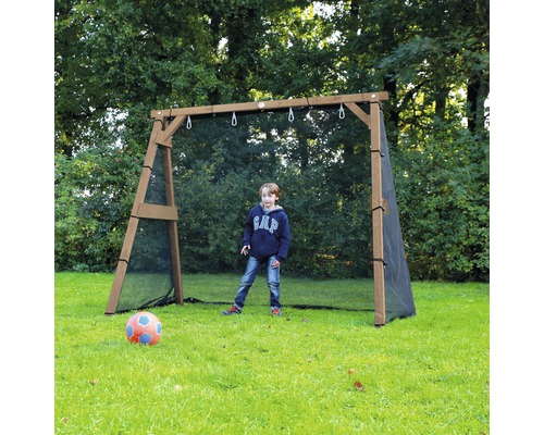 But de football en bois avec filet et enfant sur une pelouse