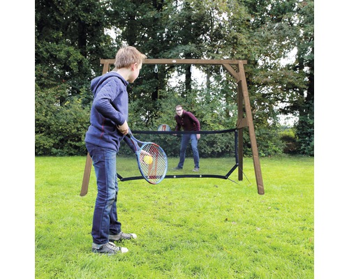 Deux personnes jouent au tennis sur une pelouse avec un cadre en bois et un filet.