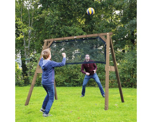 Installation d''un filet de volleyball en bois dans le jardin avec des personnes jouant