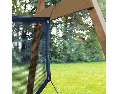 Gros plan d''un filet de protection sur une structure en bois à l''extérieur