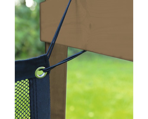 Vue détaillée d''un revêtement en filet avec fixation par élastique sur un cadre en bois