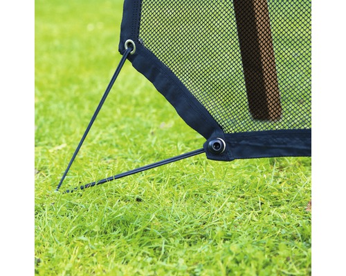 Gros plan d''un filet de protection de ballon monté sur une pelouse