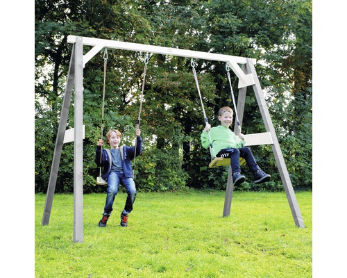Portique en bois avec deux enfants sur des balançoires dans le jardin.