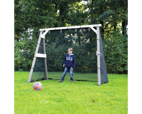 But de football en bois avec ballon et enfant dans le jardin