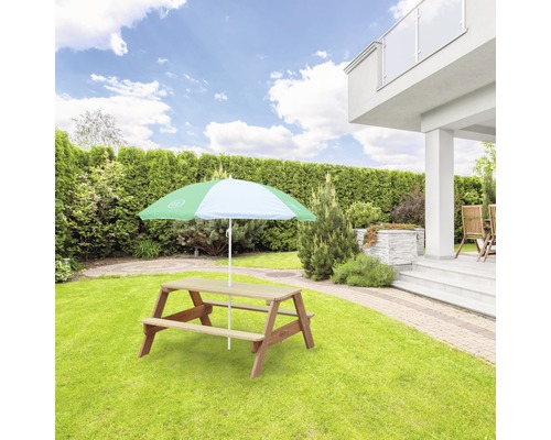 Ensemble de sièges pour enfants en bois avec parasol dans le jardin