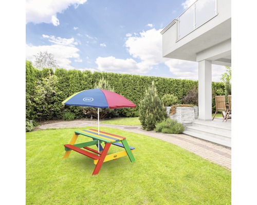 Bunte Kindersitzgruppe mit Sonnenschirm im Garten