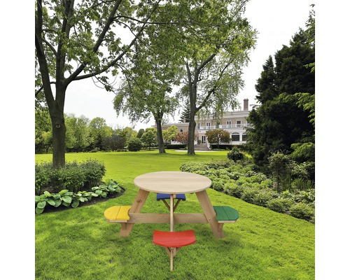Kindersitzgruppe im Garten mit rundem Tisch und farbigen Sitzen.
