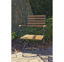 Fauteuil de jardin en bois et métal sur une terrasse