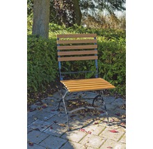Gartenszene mit einem Klappstuhl aus Holz und Metall