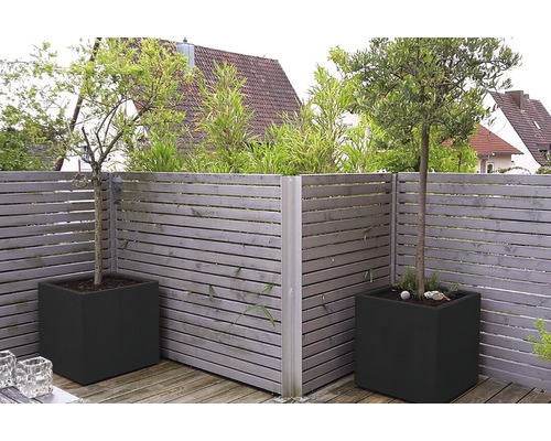 Scène de jardin avec clôture en bois et jardinières carrées avec arbres