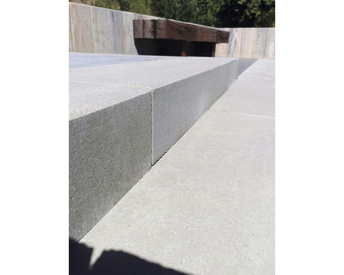 Gros plan de pavés en béton gris à l''extérieur.