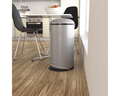 Poubelle à pédale en métal dans une cuisine moderne.