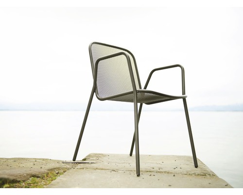 Chaise de jardin en métal avec accoudoirs devant une étendue d''eau