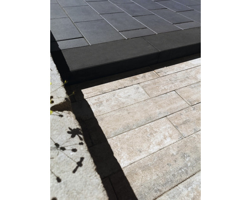 Pavés en béton posés en deux tons différents