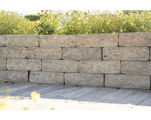 Mur de soutènement en béton dans le jardin