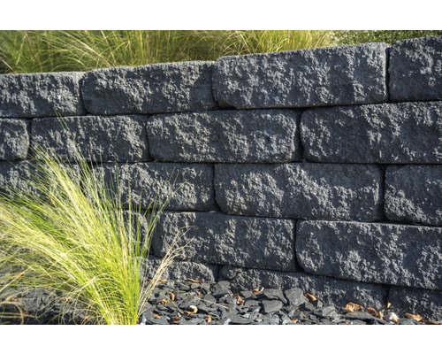 Mur de jardin en béton avec pavés