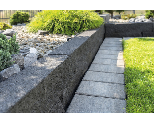 Detailaufnahme von Gartenmauern und Pflastersteinen für den Aussenbereich