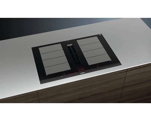 Plaque à induction Siemens avec hotte intégrée dans un comptoir de cuisine