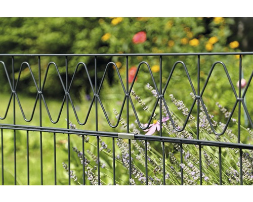 Metallzaun mit Zierelementen im Garten