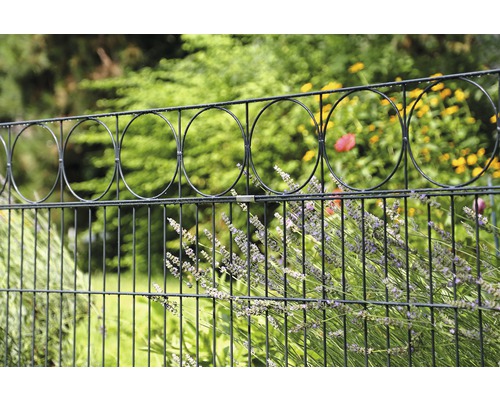 Doppelstabmattenzaun mit Zierelementen im Garten