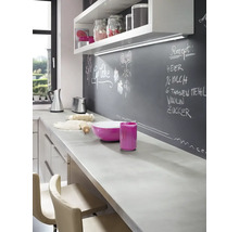 Scène de cuisine avec plan de travail, étagères et mur d''ardoise avec recette