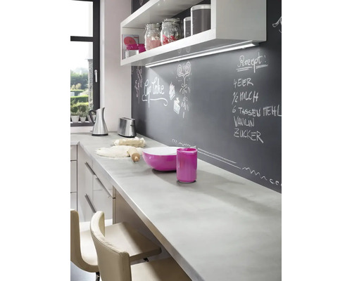 Scène de cuisine avec plan de travail, étagères et mur d''ardoise avec recette