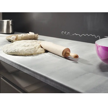 Pâte, rouleau à pâtisserie, œufs et saladier sur un plan de travail de cuisine