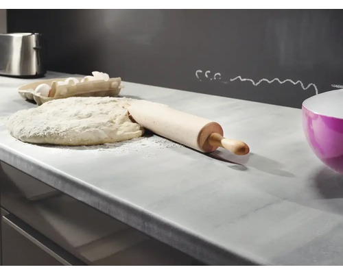 Pâte, rouleau à pâtisserie, œufs et saladier sur un plan de travail de cuisine