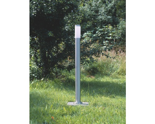 Gartenleuchte aus Metall auf einer Rasenfläche