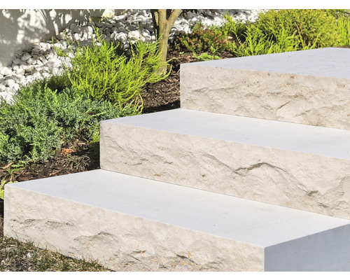 Aussentreppe aus Stein im Gartenbereich