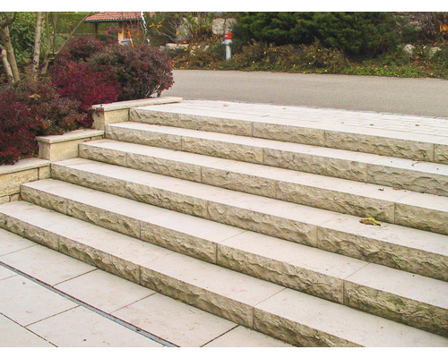 Treppe aus Naturstein im Aussenbereich