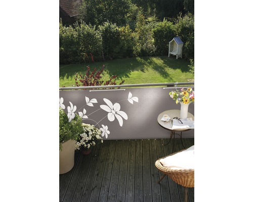 Balkonbespannung Blütenmuster 90 x 300 cm taupe Balkonszene mit Sichtschutz, Tisch, Stuhl und Pflanzen